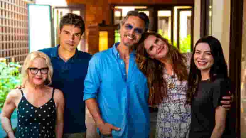 Full Cast of Mother of the Bride 2024 Movie on Netflix - Every Main Character & Actor Who Appears (Photos)
